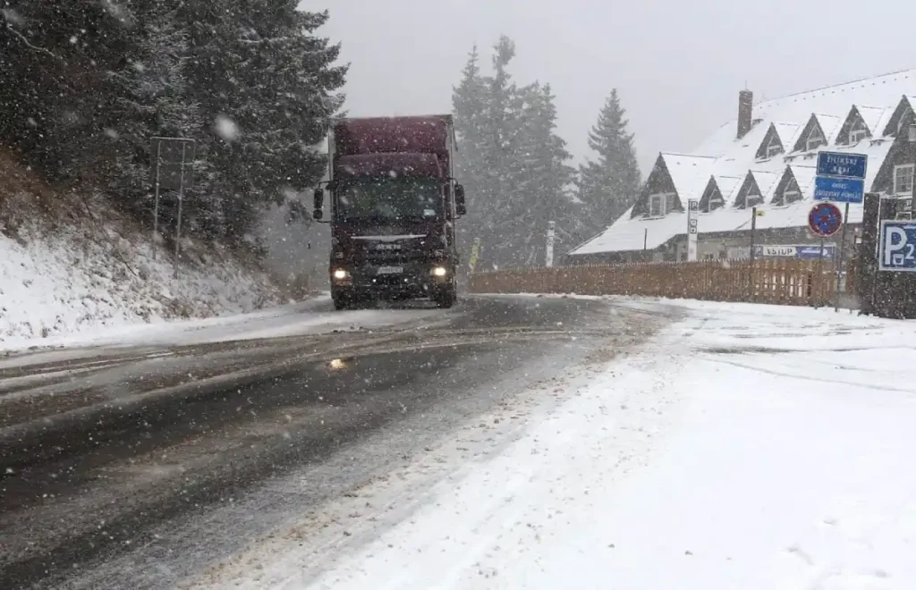 sneženie na horskom prechode Soroška
